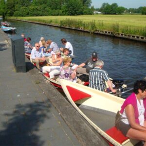 Luxe fluisterboot varen in Giethoorn